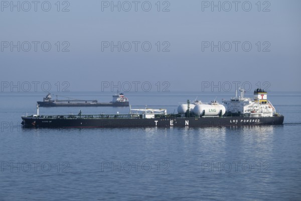 Crude oil tanker Njord DF, 250m length, 44m height, flag Greece, Baltic Sea
