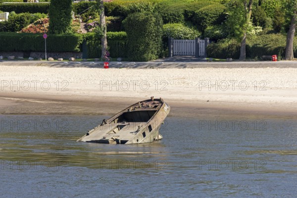 Beach, shipwreck MS Uwe, Falkensteiner Ufer, Elbe, Hamburg, Germany, Europe