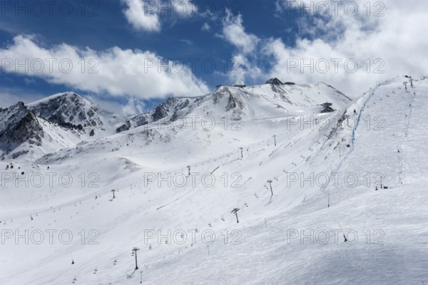 Winterliches Skigebiet in den Bergen mit Skiliften und blauem Himmel, Skigebiet, Landschaft bei El