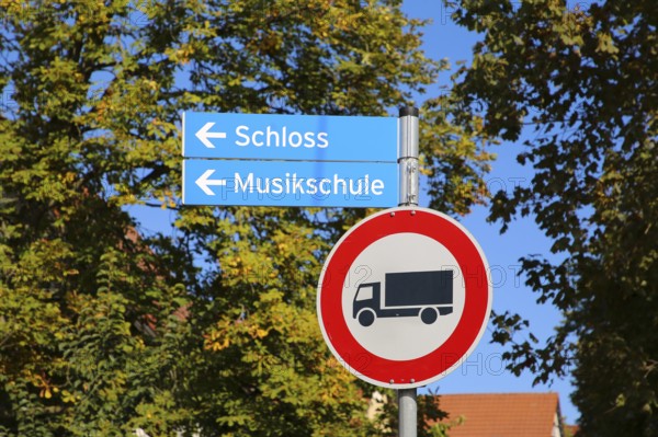 Signpost to Pfullingen castle and music school, traffic sign, traffic sign, lorry ban, ban on heavy
