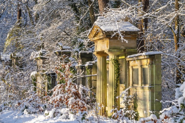 Grave walls in the snow, Südwest-Kirchhof, historic cemetery in Stahnsdorf, Potsdam-Mittelmark,