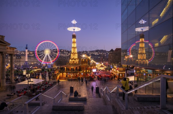 Christmas market with Christmas pyramid, reflection in the art museum, Cube, Ferris wheel, New