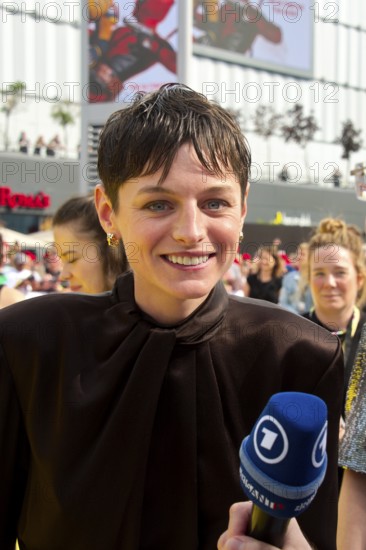Emma Corrin, DEADPOOL & WOLVERINE (cinema release: 24.07.2024), red-yellow carpet at the fan event