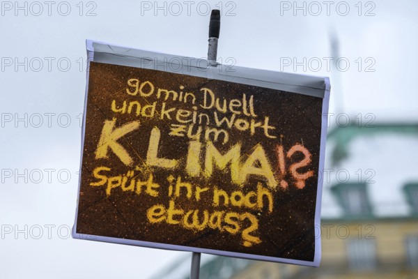 Poster at the Fridays for Future climate strike in front of the Bundestag elections: 90 minutes of