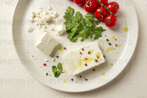 Feta-Käse, für Salate, mit Kirsche, grüne Butter, Grünzeug, auf weißem Teller, Vorspeise,
