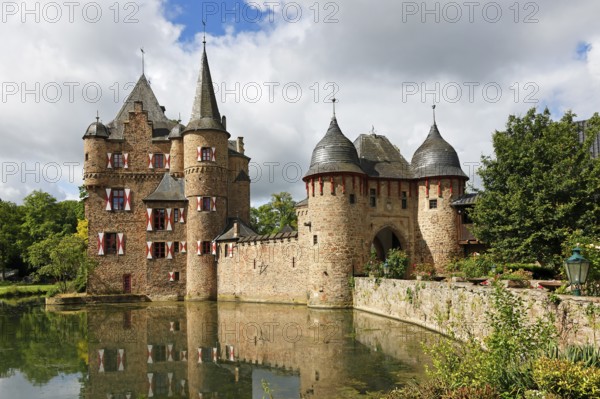 Satzvey Castle, medieval moated castle, Mechernich, Satzvey, Euskirchen district, castle in the