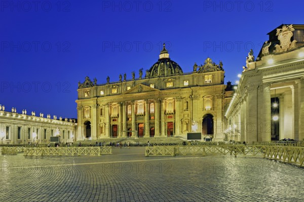 Cathedral, St Peter, St Peter's Basilica, Vatican palaces, St Peter's Square, Vatican at dusk,