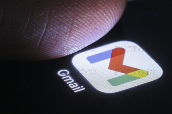 The Gmail app can be seen on your smartphone next to a finger. Berlin, 27.03.2024