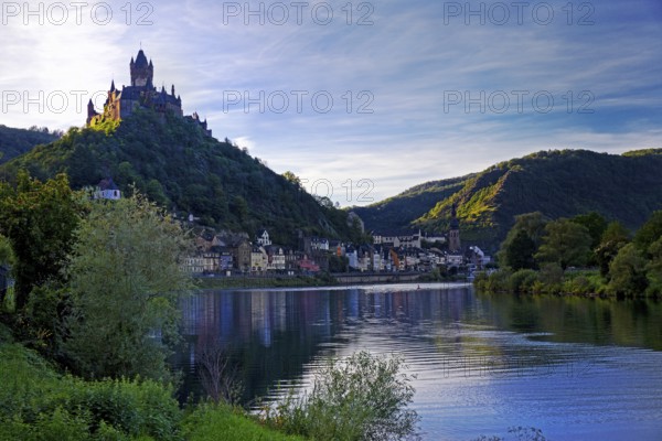 Town view of Cochem on the Moselle with Reichsburg Castle, Rhineland-Palatinate, Germany, Europe