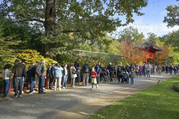 18.10.2024. Long queue of people in front of the Panda Garden to see the newborn pandas,
