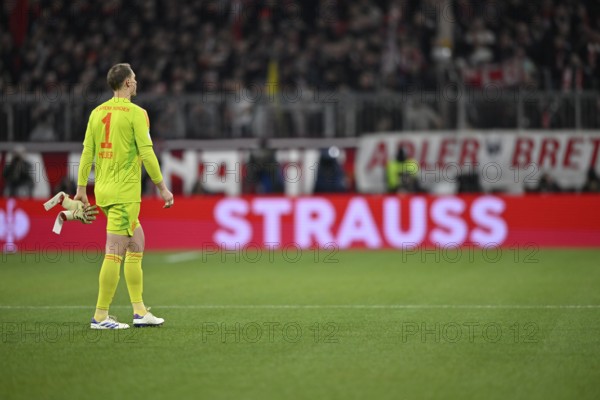 Goalkeeper Manuel Neuer FC Bayern Munich FCB (01) leaves the pitch after a red card, perimeter
