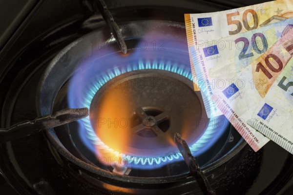 Symbolic image, gas cooker, gas flame, gas price, gas price increase, energy, energy costs,