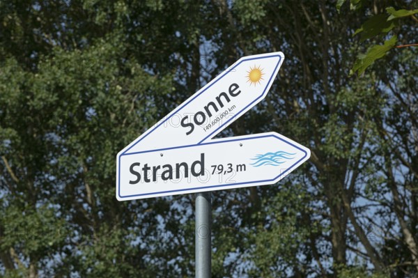 Signpost to the sun and the beach, Göhren, Rügen Island, Mecklenburg-Western Pomerania, Germany,