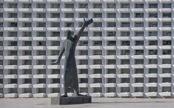 The Admonisher, sculpture by Hilde Schürk-Frisch, sculpture, bronze, Catholic Church St Mariä