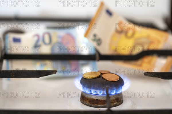 Gas flame, gas, gas price, small change, banknotes, euro, symbolic image, Germany, Europe