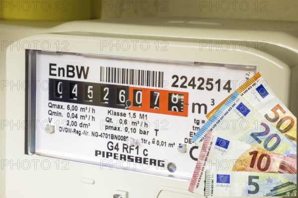 Gas meter, consumption meter, natural gas, rising gas prices, banknotes, EnBW, Germany, Europe