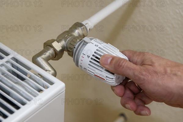 Thermostat of heater is set to high heat output level 5, setting of heater thermostat for high room