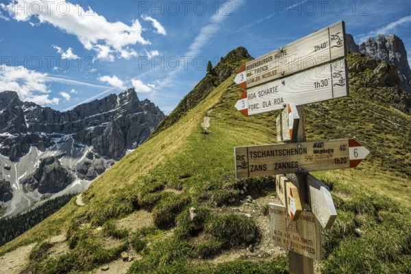Hiking trail sign, Odle peaks, Val di Funes, Sass Rigais, Dolomites, South Tyrol, Italy, Europe