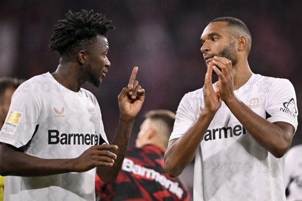 Edmond Tapsoba Bayer 04 Leverkusen (12) in conversation, discussion with Jonathan Tah Bayer 04