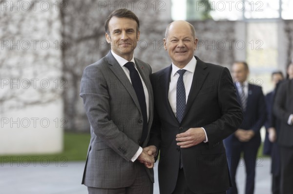 Federal Chancellor Olaf Scholz (SPD) welcomes Emmanuel Macron, President of France, to the Federal