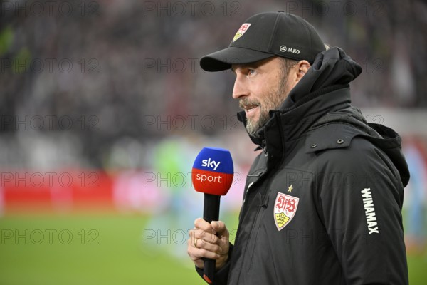 Coach Sebastian Hoeneß VfB Stuttgart, portrait, interview, microphone, mike, logo, SKY, MHPArena,