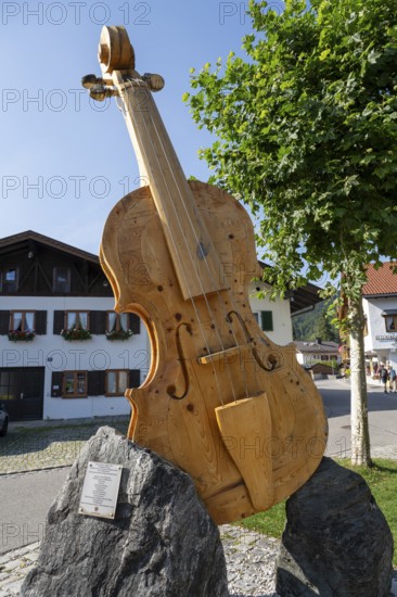 Wooden sculpture of a violin, monument, Im Gries, Mittenwald, Werdenfelser Land, Upper Bavaria,
