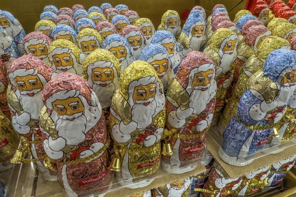 Display in shelf of wholesale of chocolate Father Christmases chocolate Father Christmases Father