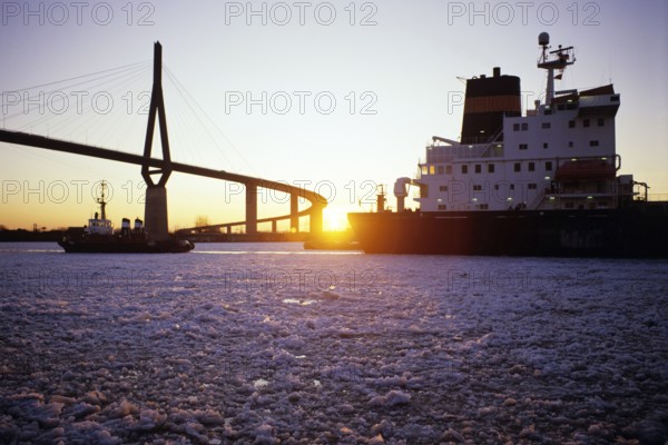 Hamburg, Köhlbrand Bridge in winter at sunrise, ships, drift ice, Hamburg, Hamburg, Federal