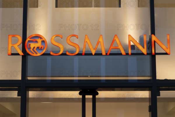 Rossmann, facade with sign and logo, illuminated, Essen, Ruhr area, North Rhine-Westphalia,