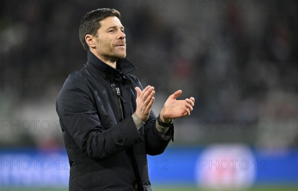 Coach Xabi Alonso Bayer 04 Leverkusen clapping his hands in encouragement, applause WWK Arena,