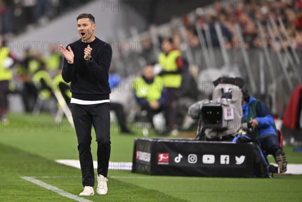 Coach Xabi Alonso Bayer 04 Leverkusen on the sidelines, gesture, gesture, encouraging, TV camera,
