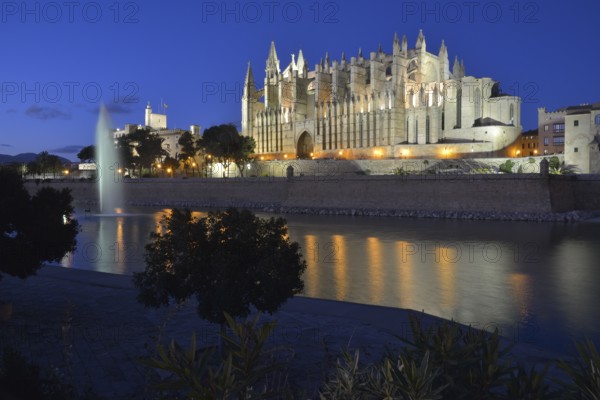 La Seu Cathedral, Palma Cathedral, at dusk, Palma, Majorca, Balearic Islands, Spain, Europe