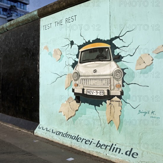 Mural on remnant of the Berlin Wall with the cardiac stress test (Test The Rest), Trabi durchbricht