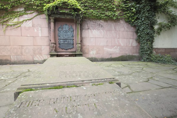 Gravestone of Katharina Elisabeth Aja Goethe with inscription, Mother of Wolfgang,