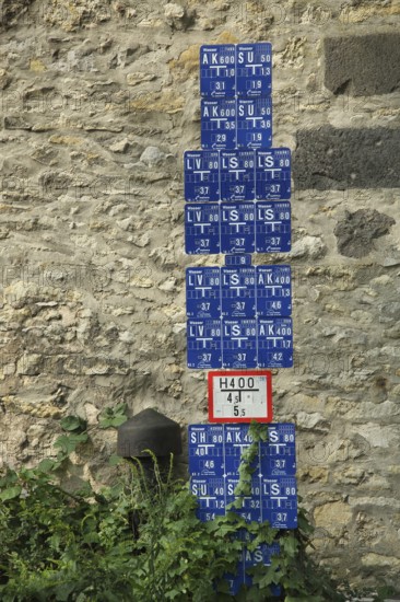 Signs for water withdrawal at hydrant near sewer, many, number, quantity, large, Bornheim, Main,