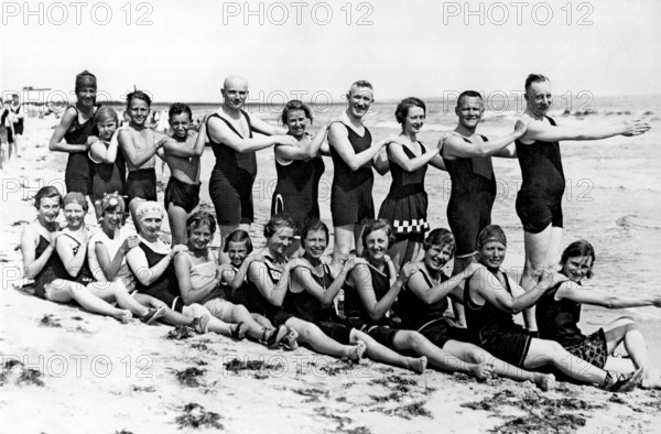 Bathing group on the beach, funny, laughing, summer holidays, holiday, joie de vivre, about 1920s,