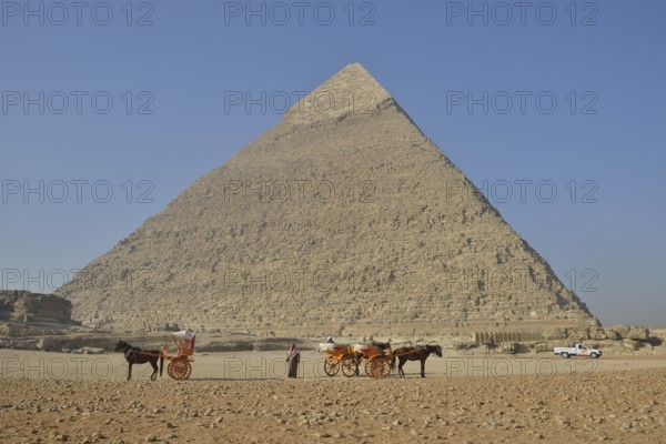 Empty carriages for tourists in front of the Pyramid of Chephren, Giza, Egypt, Africa