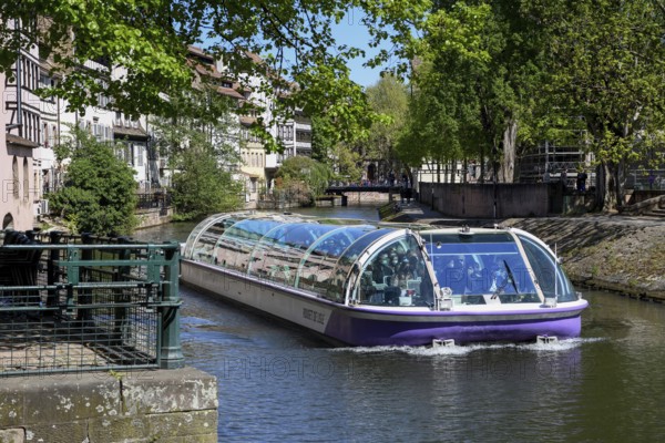 Excursion boat on the Ill, Old Town or Grand Ile, Strasbourg, Département Bas-Rhin, Alsace, France,