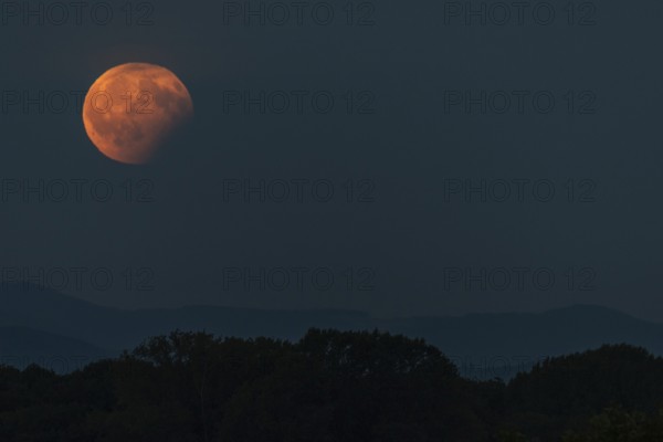 Partial lunar eclipse, the shadow of the earth is projected onto the moon. Bas-Rhin, Collectivite