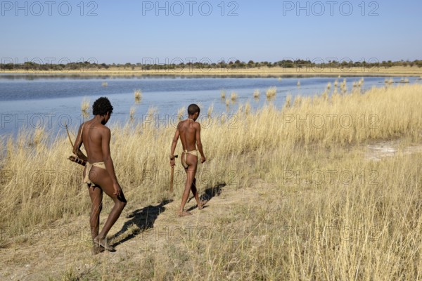 Bushmen of Ju/' Hoansi-San on traditional hunting, village //Xa/oba, near Tsumkwe, Otjozondjupa