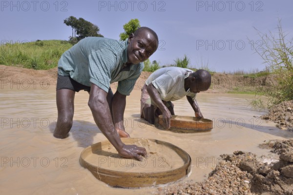Diamond hunters searching for diamonds in a mine with sieves, near Koidu, Koidu-Sefadu, Kono