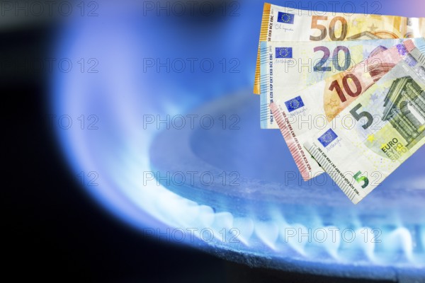 Symbolic image, gas cooker, gas flame, gas price, gas price increase, energy, energy costs,
