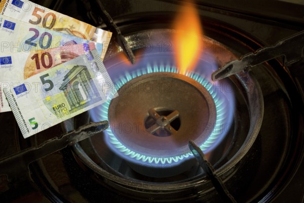 Symbolic image, gas cooker, gas flame, gas price, gas price increase, energy, energy costs,
