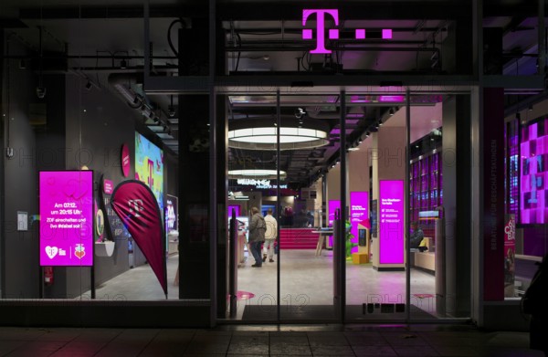 Night shot, Telekom Shop, shop window, pedestrian zone, shopping, logo, shop, branch, Königsstraße,