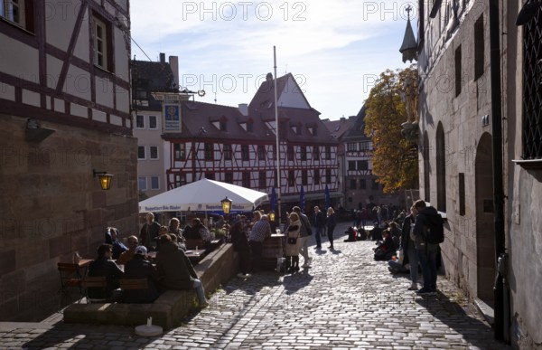 People enjoying the sun and leisure time in the beer garden at Albrecht-Dürer, Tiergärtnertor, Old