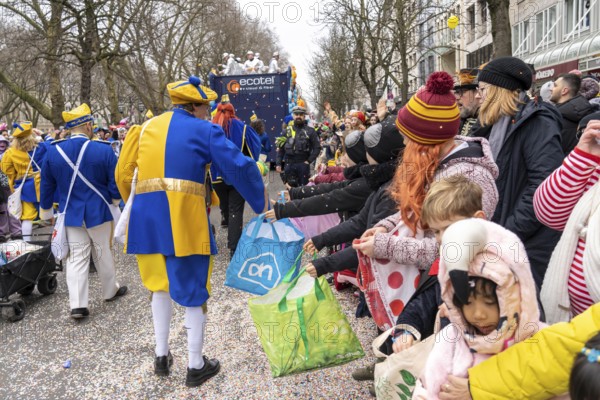 Rose Monday parade in Düsseldorf, spectators, especially children, collecting carnival sweets, at