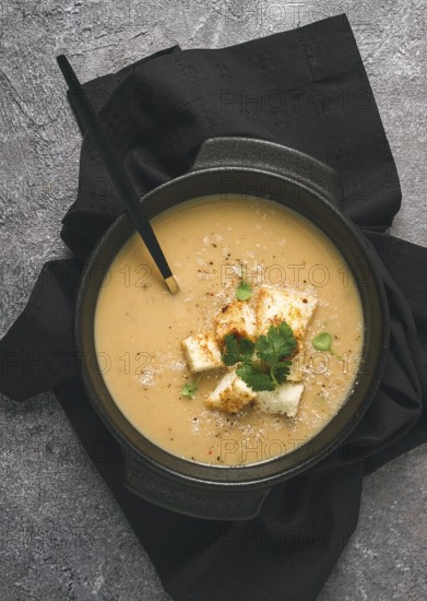 Cremesuppe, pürierte Suppe, beige, Champignon, Zwiebel, Blumenkohl, vegetarische Suppe