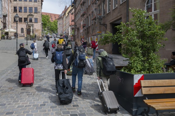 School class walks with luggage to the DJH Youth Hostel Nuremberg, Kaiserburg, Nuremberg, Middle