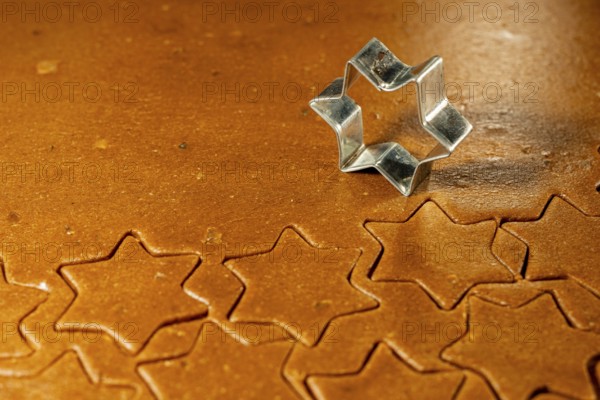 Gingerbread dough and cookie cutter, studyo recording
