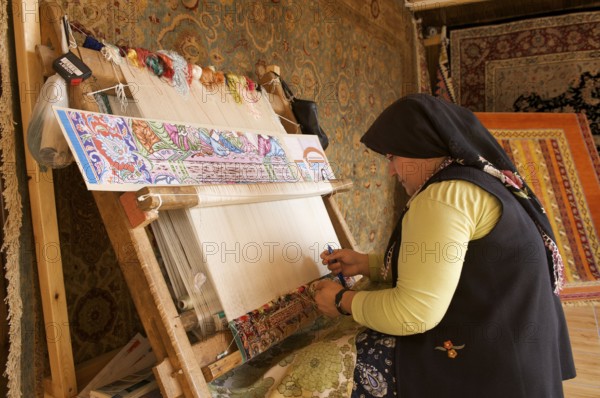 Carpet weaver, carpet weaver in Side, Turkish Riviera, Turkey, Asia